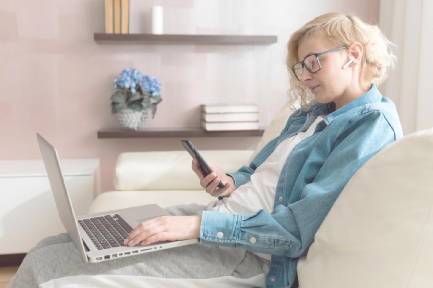 Participant travaillant sur un modèle de valorisation financière avec des données de marché