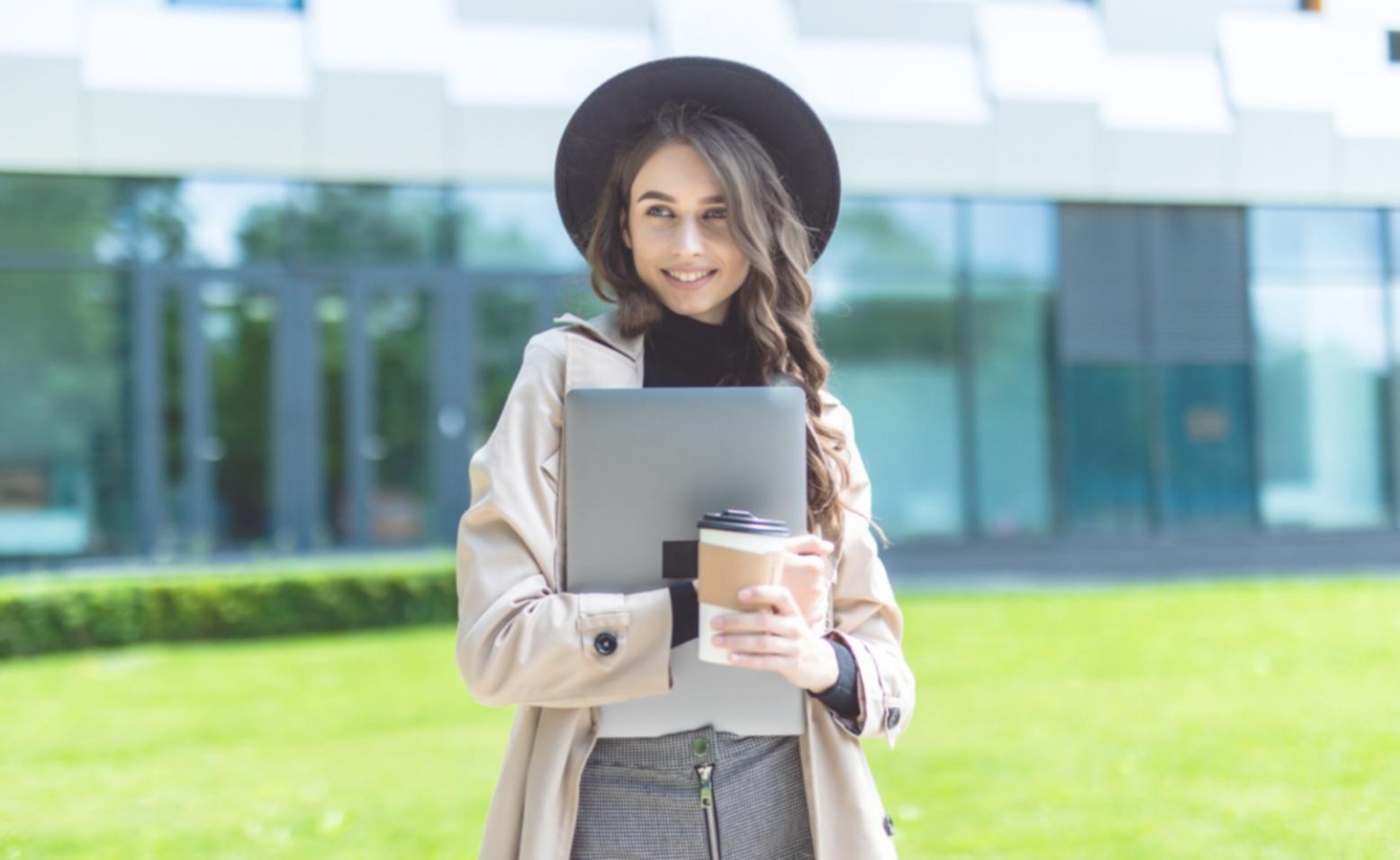 Équipe d'analystes financiers travaillant sur des modèles de valorisation