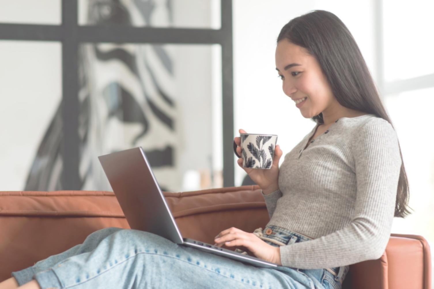 Analyse de données financières sur plusieurs écrans